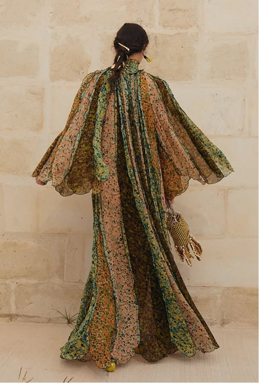Model in bloemenjurk van Alemais