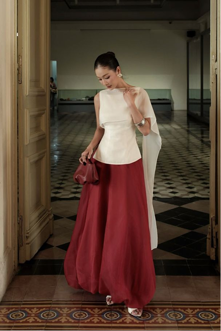 Model in rode jurk van Giao by Mien